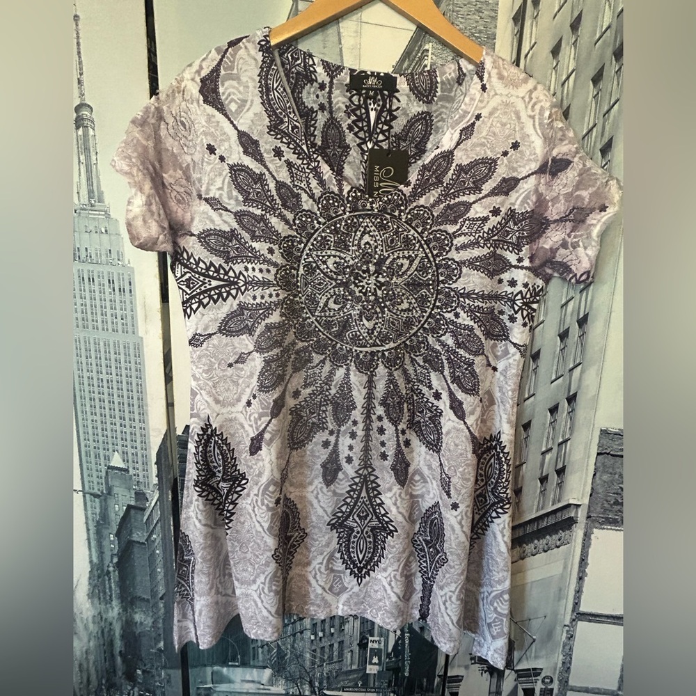 Miss Nikky - Boho Mandala Print Short Sleeve Top - Lavender/Gray